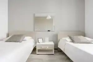 F12 Room 2, Private Room two single beds privated bathroom in shared Flat, San Gwann