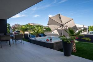 Villa Tome, Vir