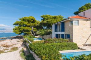 Beautiful Home In Guest house, Supetar