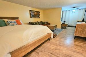 Oceanfront Escape With Balcony and heated salt water pool Sleeps 4 Apart-hotel, Daytona Beach