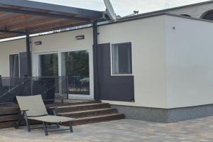 Pirovac Premium Luksuzni Mobile-Home on the beach 6 ležaja satelit tv wifi klima 2 x wc velika terasa full opremljena ljubimci dozvoljeni parkirno mjesto 10m do plaže pogodno za djecu mali obiteljski kamp 100m do centra mjesta Guest house, Pirovac