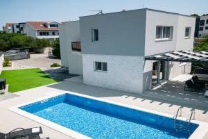 Villa Lumaka Sun - Amazing Home In Brodarica with 4 Bedrooms, Wifi, Outdoor Swimming Pool and Heated Swimming Pool, Zablace
