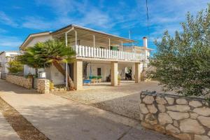 2 Bedroom Pet Friendly Apartment In, Vir
