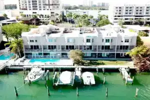 Luxury and Spacious Waterside Getaway Guest house, Clearwater Beach