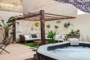 Pearl Pad - Stylish Seaside Duplex Apartment with HOT TUB - Sliema, St Julians