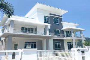 Spacious 6BR Villa with Seaview by Zervin, Kuah
