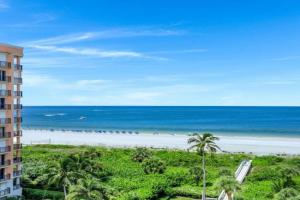 Beachfront condo building with pool, tennis and views Guest house, Marco