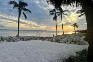 Poolside Breeze Retreat Apartments, Key West