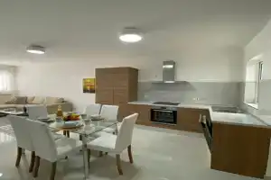 Sunshine Apartments - modern three bedroom ground floor apartment with yard, Mellieha