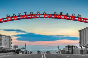 Turquoise Beach Retreat with Amazing pools -King bed Apart-hotel, Daytona Beach