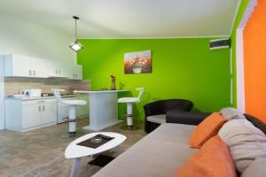 Downtown 1 Apartments, Subotitsa