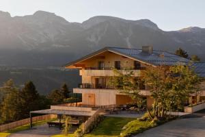 Holzhackerin - the charming Haus am Berg Apart-hotel, Schladming