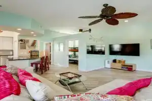 Colorful Townhome, Steps to Beach! Guest house, Clearwater Beach