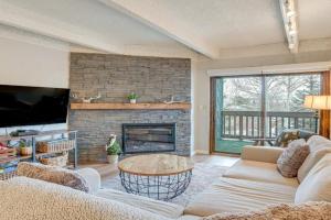 Walk to Main St! Condo with Hot Tub and Pool in Apartments, Frisco