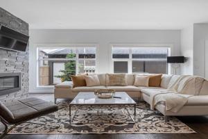 Contemporary Luxury 4 bedroom House near Downtown, Calgary