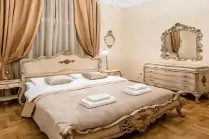 3 bedrooms Royal Italian style in an Austrian building, parking, balcony, Lvov