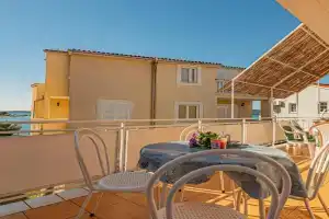 3 Bedroom Cozy Apartment In Brodarica, Krapanj Island