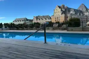 WaterFalls Hotel - Suite in Falls Downtown with pool, Victoria
