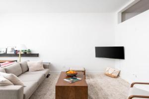 Modern 1BR Apt with Rooftop, Gym, and Parking Apartments, Milwaukee