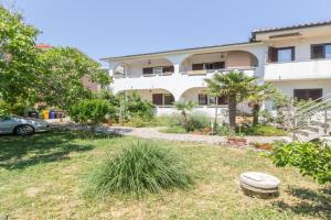 Apartment Beti with Balcony, Baska