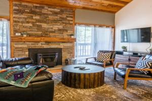 New Listing Updated 1 Bed and Loft 2 Full Bath La Residence IV N7 Sleeps 4 and Steps to Free Shuttle Apartments, Mammoth Lakes