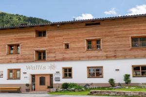 Apart Wallis, Galtuer