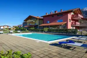 Rose Gialla Firsia Garten Ferienwohnung EG Apartments, Colico