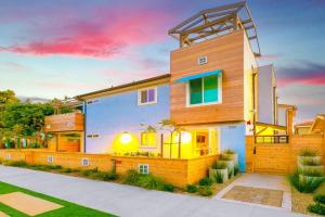 New Tremont Modern Beach Condo Brand New 1-Story Condo near Beach w/Shared Rooftop Terrace Guest house, Oceanside
