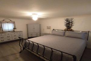 Welcome to Pineapple House!, Pensacola