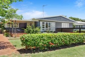 Artist's Cottage - Cosy Home in Quiet Leafy Street, Toowoomba