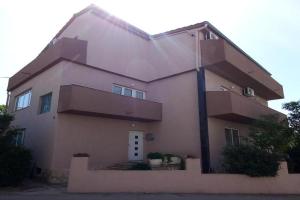 Pansion Stones Guest house, Betina