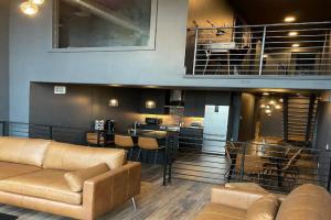 DerbyCity Plush Loft Gather in Style by Hollyhock Apartments, Louisville