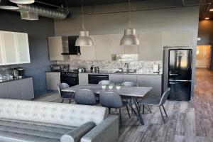 City Loft Escape with River Views! By Hollyhock Apartments, Louisville