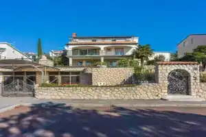 ELLEN Apartments 250m from the beach, Dramalj