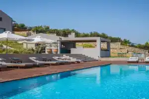 Harmony Suites, Lassi