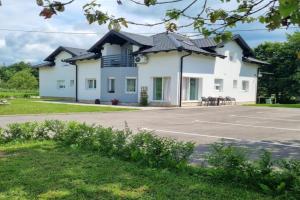 House Forest Queen, Seliste Dreznicko