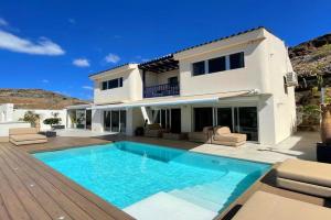 Luxury Villa Morelli with seaview & heated pool, San Agustin