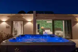 Grand House - Private Outdoor Jacuzzi - Sleeps 6, Hersonissos