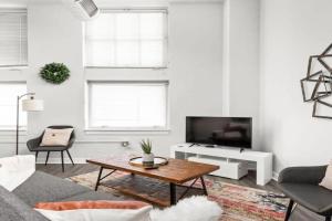 Modern Downtown Apartment 2BR 2BA by CozySuites, Indianapolis