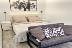 Black&white apartment on Saksaganskogo, Kiev