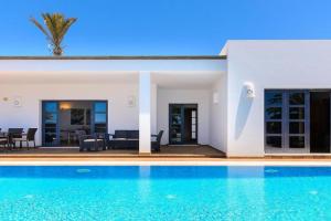 Beautiful holiday home in with pool, Playa Blanca