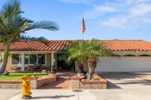 Single story remodeled home w AC great backyard quit location near beach w bikes Guest house, Huntington Beach