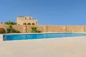 Hygge Holiday Home with Large Communal Pool and Private Hot Tub, Xaghra