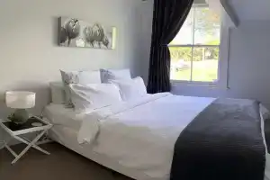 Sunny Cottage with verandah views, walkable to CBD, cafes and city, pet friendly, Nelson