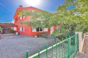 4 Bedroom Lovely Home In, Vinisce