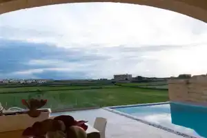 Inni Holiday Home with Infinity Pool, Gharb