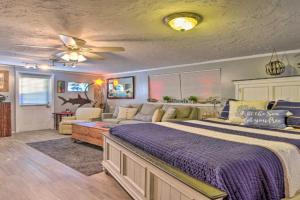 8 Mi to Beaches Artistic Studio with Yard, Bradenton