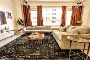 Classic Elegance in Downtown, Sleeps 4, Free Parking and 360 Degree View Roof Top Pool! Apartments, Los Angeles