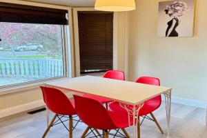 Banff mountain House&30 second Bus station Close C-Train& Free Parking, Calgary
