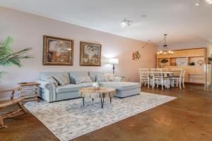Southern Charmer-Historic District Downtown-Front Porch-Walk Score 90!!- FREE Private Parking-1 Min Walk to Forsyth Park Guest house, Savannah
